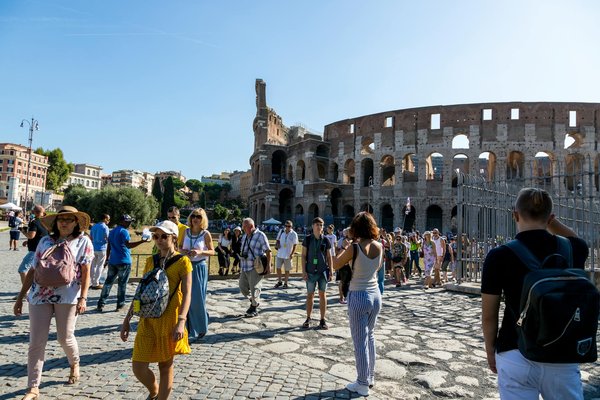 Comment organiser une visite des villages traditionnels dans les montagnes de Zagori en Grèce?