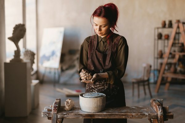 Où apprendre les techniques de sculpture sur pierre en Grèce : ateliers et sculpteurs recommandés ?